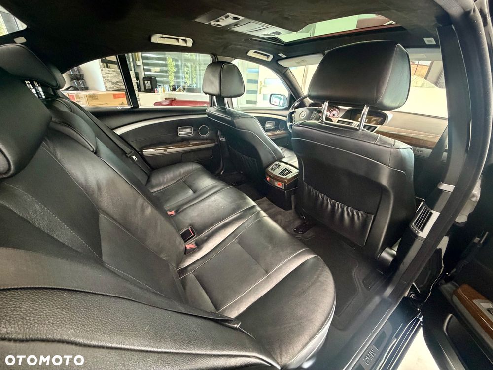 BMW Seria 7 745i - 36