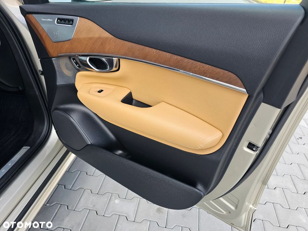 Volvo XC 90 T8 AWD Plug-In Hybrid Momentum 7os - 40