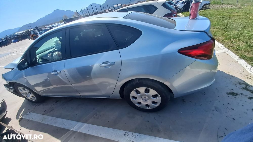 Dezmembram Opel Astra J limuzina 1.4 Turbo B14NET - 3