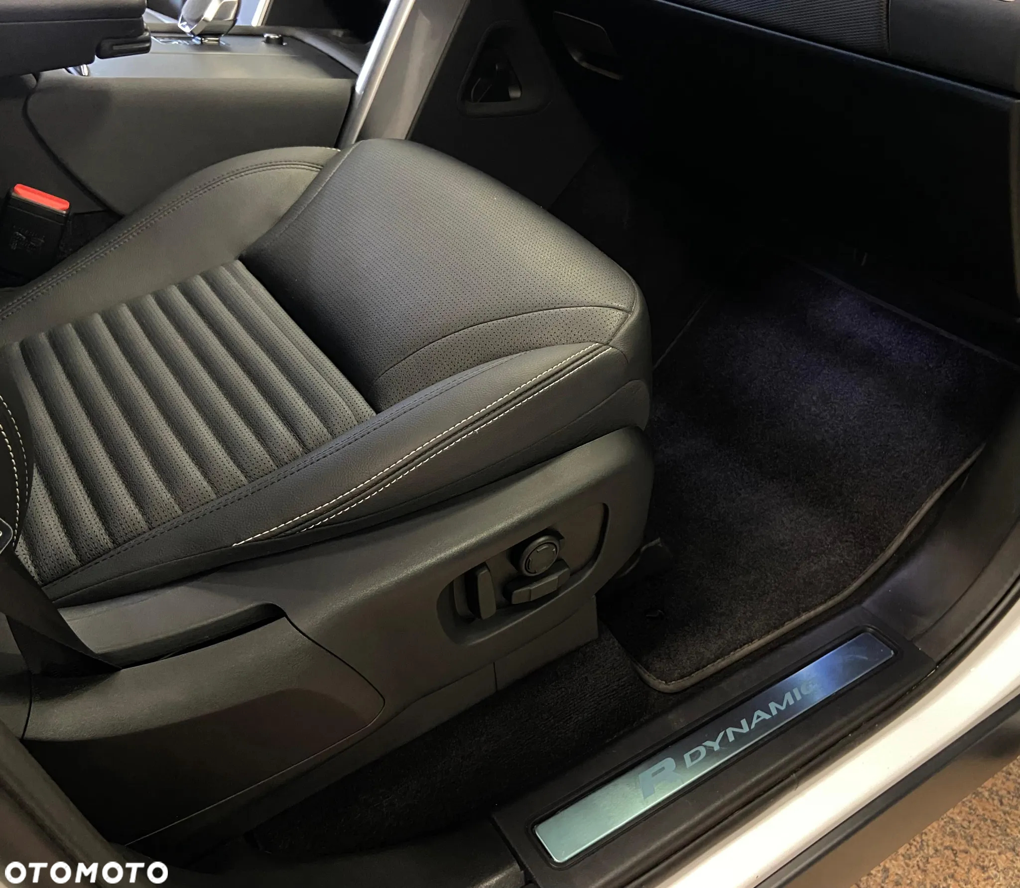 Land Rover Discovery V 2.0 P300 R-Dynamic SE - 15
