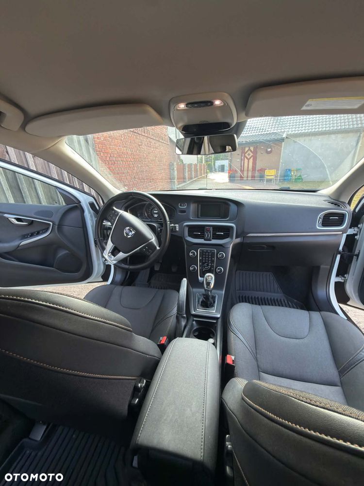 Volvo V40 Cross Country - 10