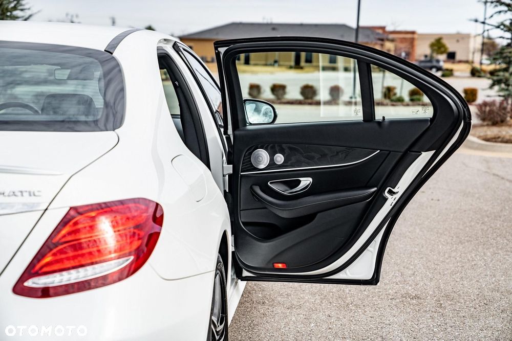 Mercedes-Benz Klasa E 300 9G-TRONIC Exclusive - 35