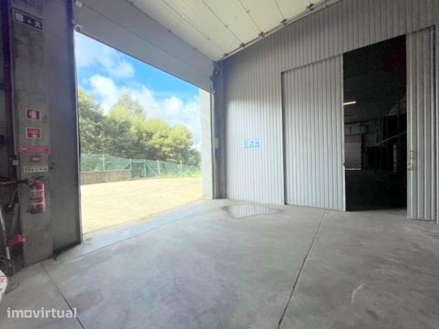 Armazém com 600m2, em Olival! - Grande imagem: 3/16