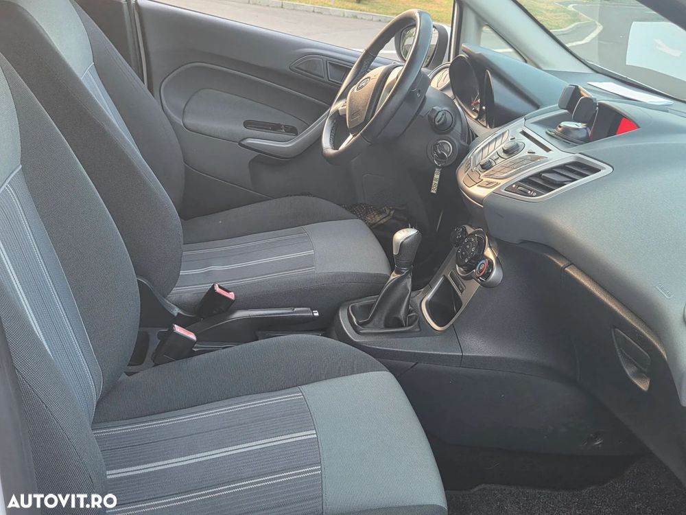Ford Fiesta 1.6 TDCI DPF Ghia - 11