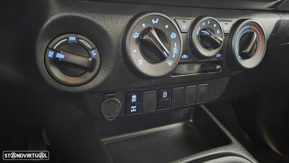 Toyota Hilux Extra-Cab 2.4 D-4D 4X4 - 17