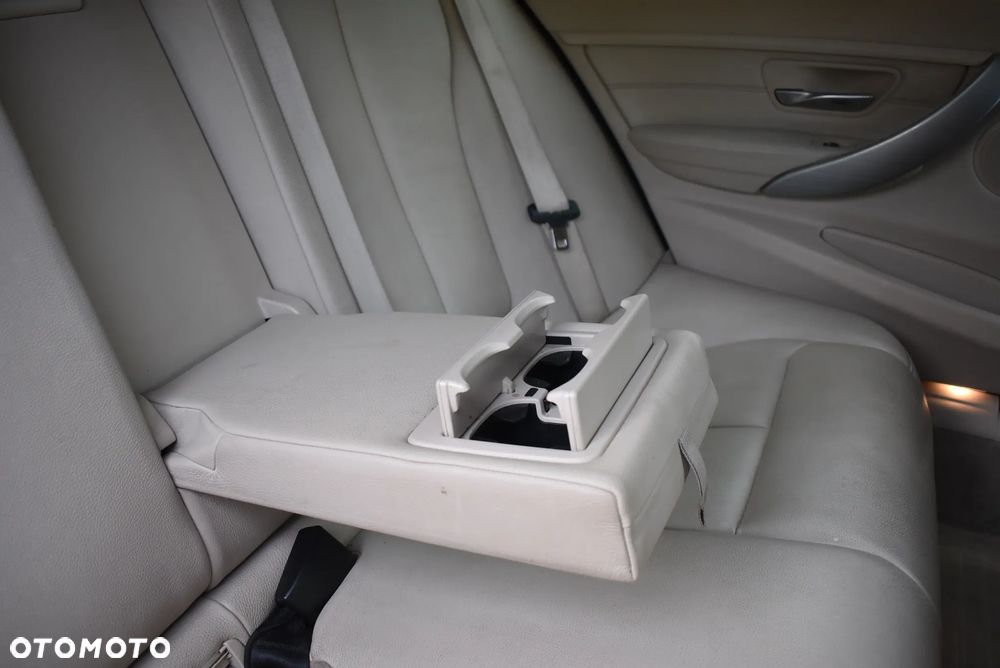 BMW Seria 3 320d xDrive Modern Line - 24