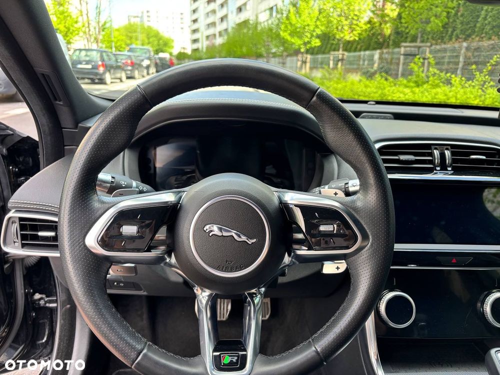 Jaguar XE 2.0 P300 AWD R-Dynamic HSE - 10