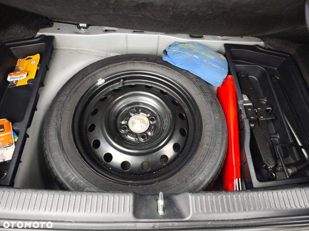 Toyota Corolla 2.0 D-4D Sol - 17