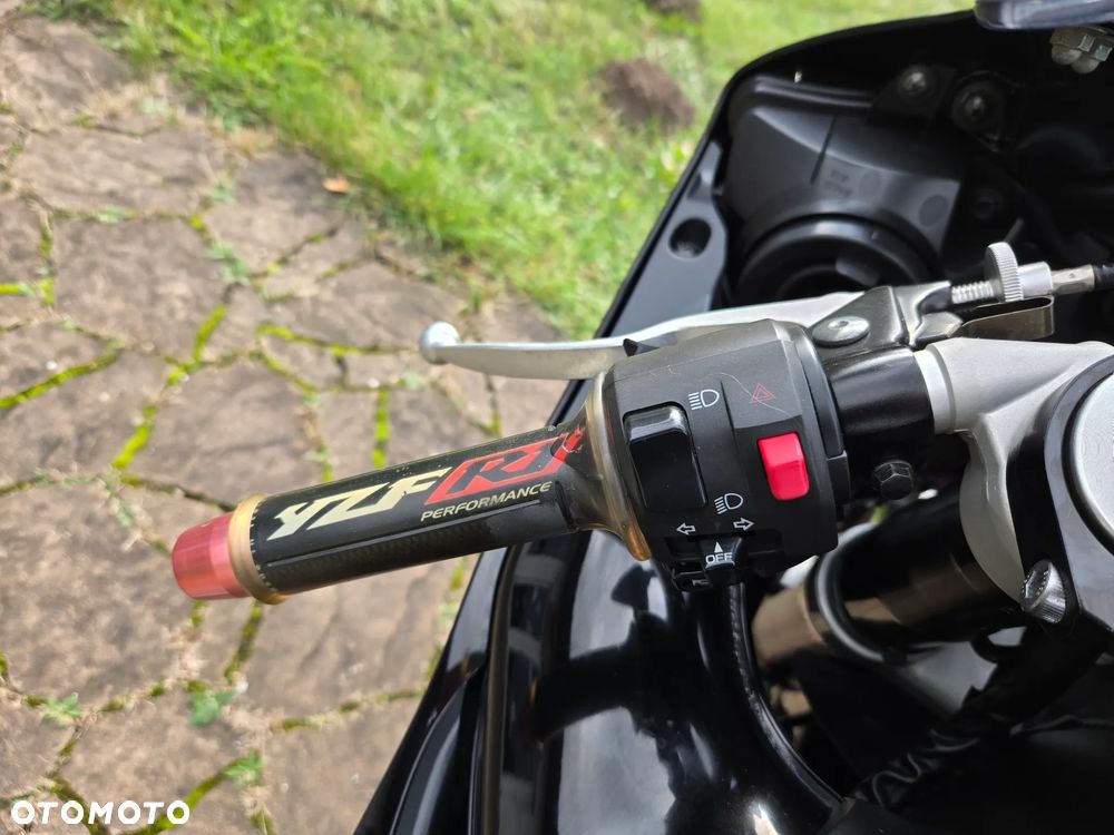 Yamaha R1 - 15