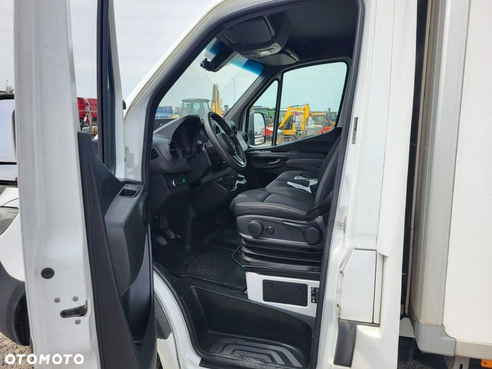 Mercedes-Benz Sprinter - 11