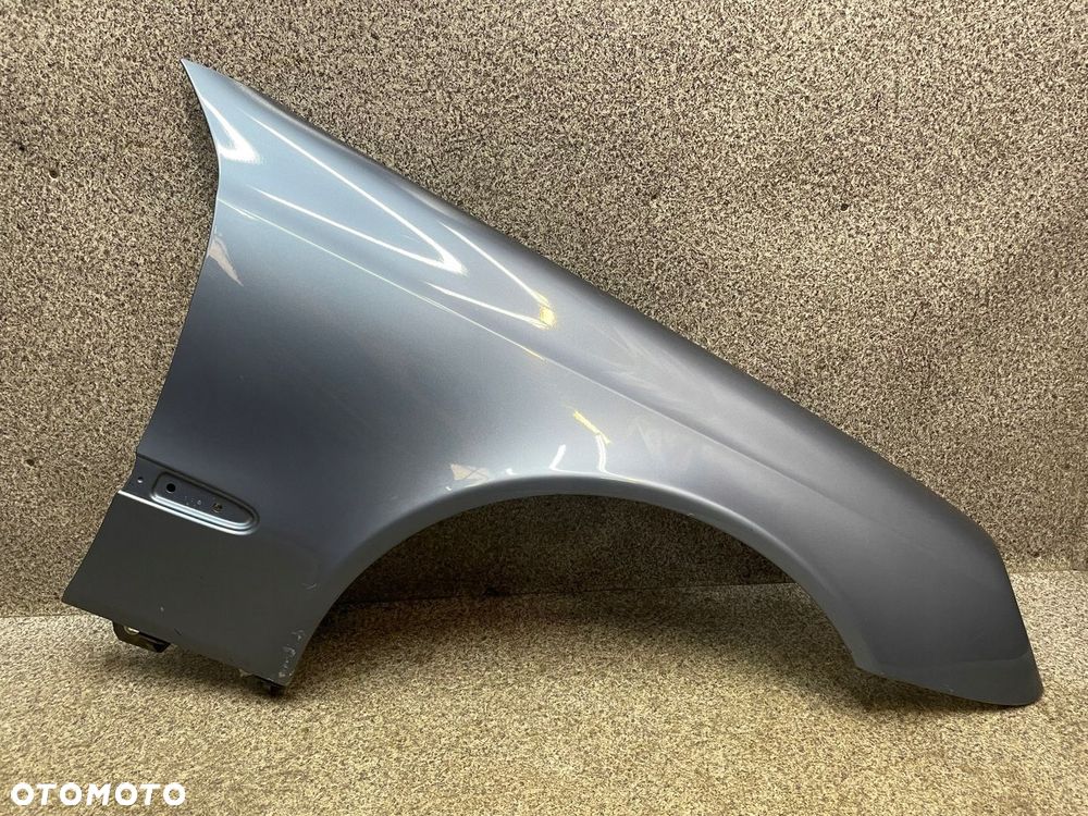 Blotnik prawy przod przedni Mercedes W211 C353 353U TEALLITE BLUE METALLIC
