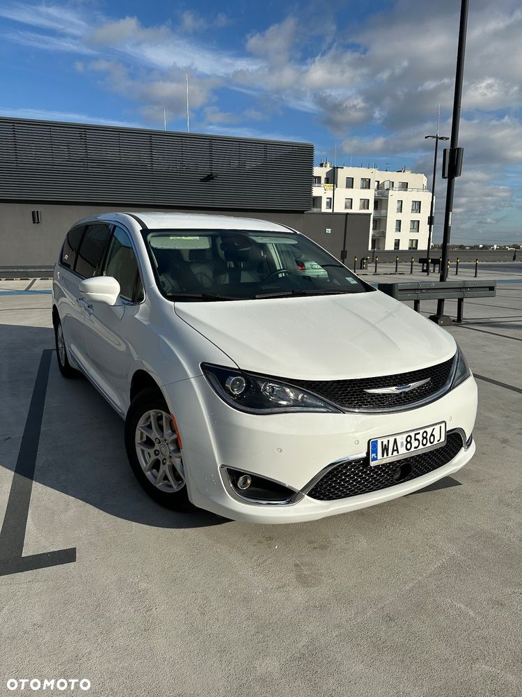 Chrysler Pacifica - 1