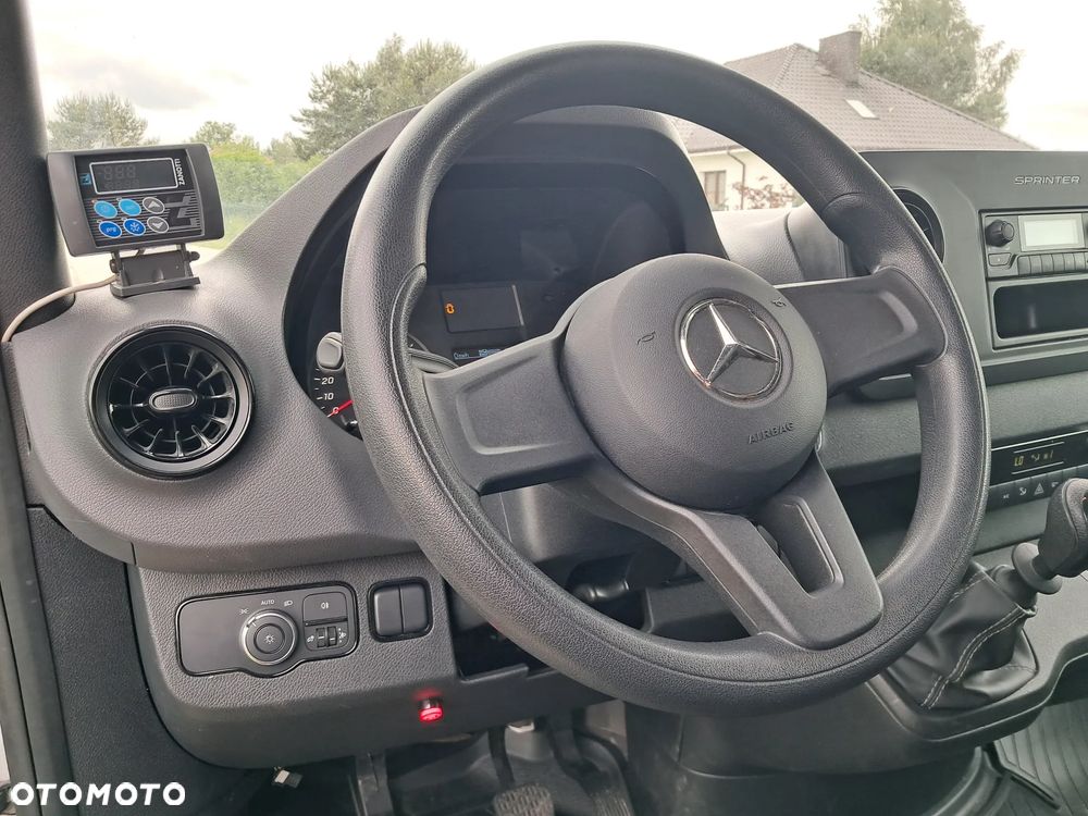 Mercedes-Benz SPRINTER 515 Chłodnia + Winda Salon Polska - 17