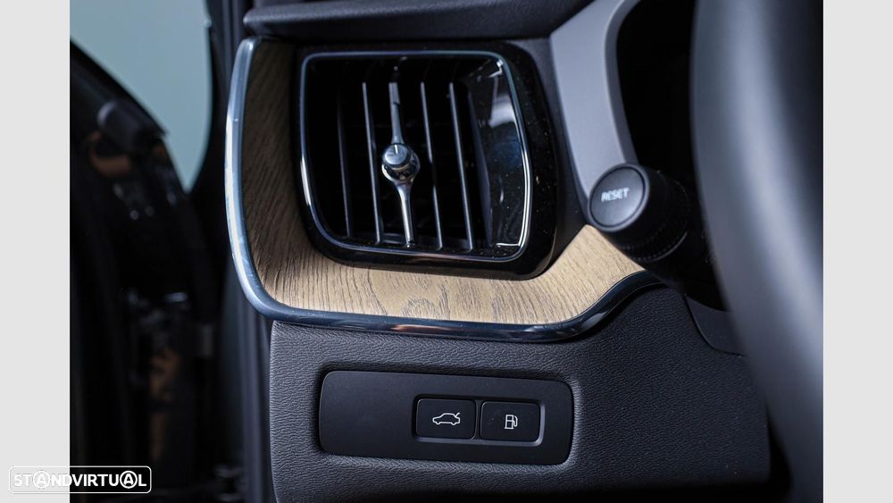 Volvo XC 60 2.0 T6 PHEV Plus Dark AWD - 13