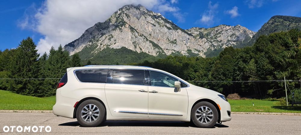 Chrysler Pacifica - 1