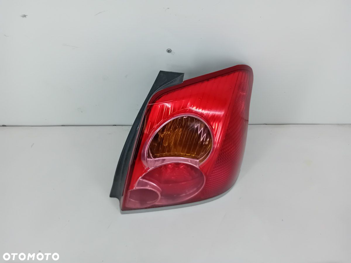 LAMPA TYLNA PRAWA TOYOTA AVENSIS II T25 1.8 16V BENZYNA HATCHBACK 05-48 - 5