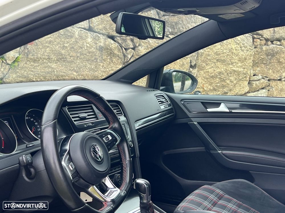 VW Golf 2.0 GTI DSG - 21