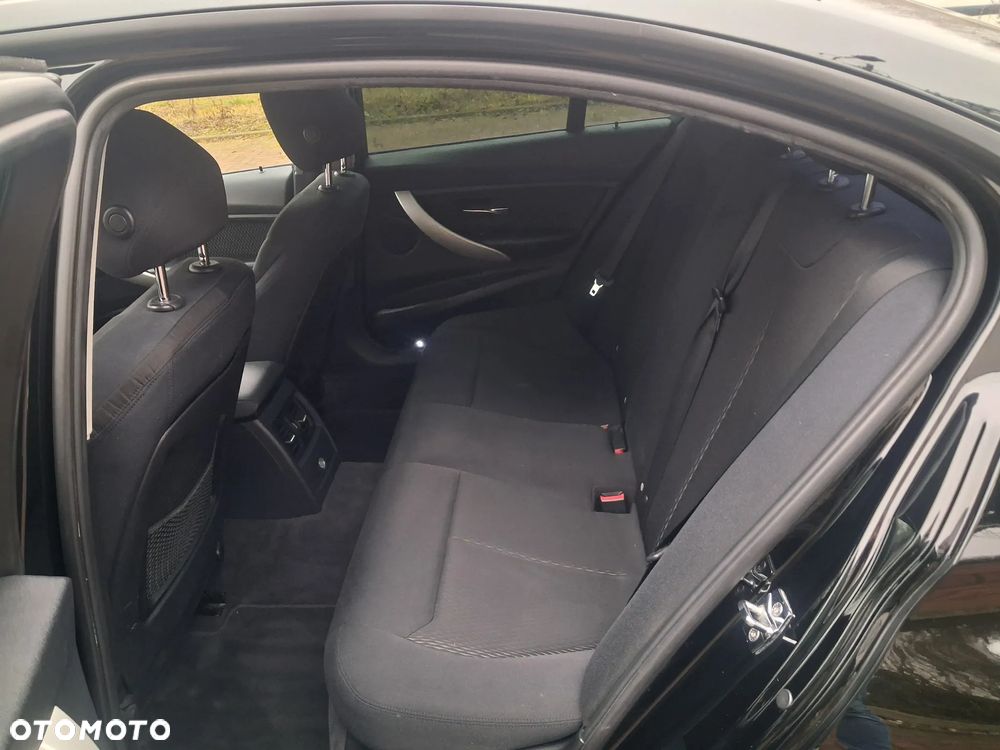 BMW Seria 3 318d Sport Line - 19