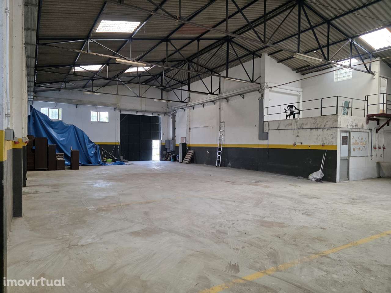 Armazém de 500m² com escritórios e estacionamento - Grande imagem: 4/6
