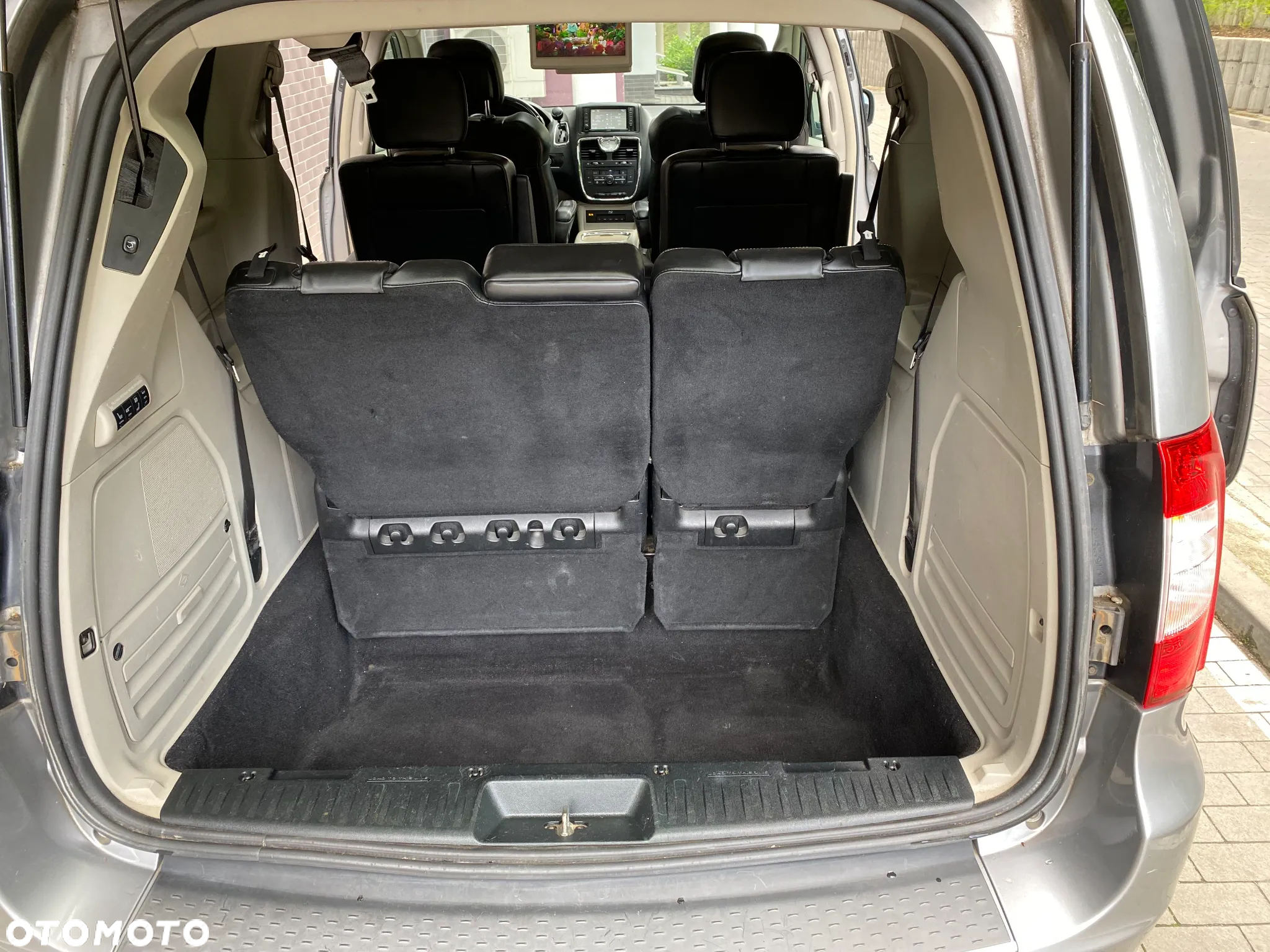 Chrysler Town & Country 3.6 Limited - 33