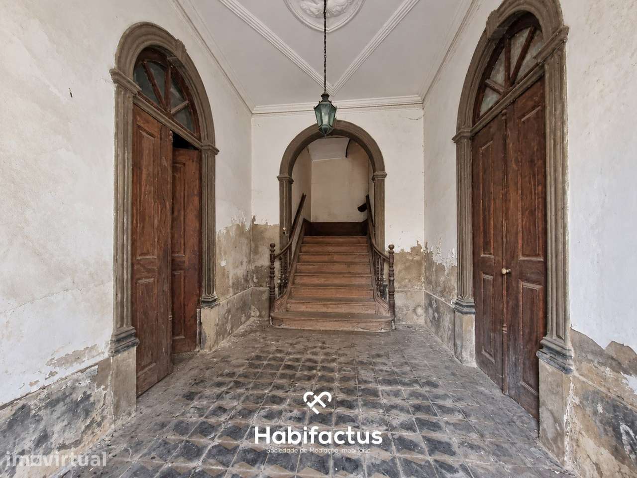 Prédio do Século XIX no Centro de Santa Comba Dão - Grande imagem: 5/36