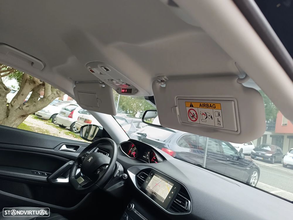 Peugeot 308 PureTech 130 EAT8 Allure - 23