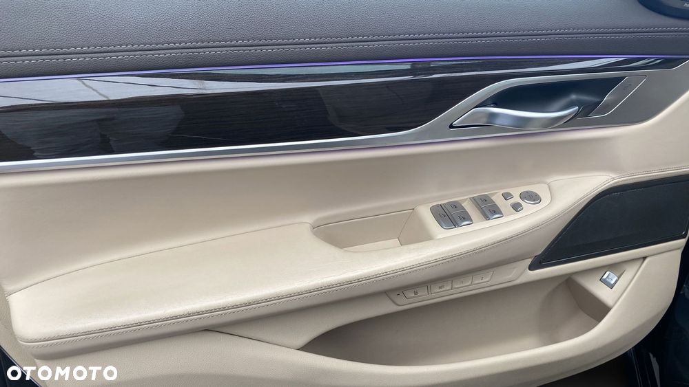 BMW Seria 7 730d xDrive mHEV - 15