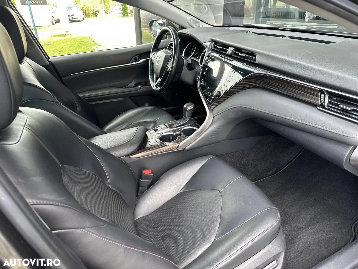Toyota Camry 2.5 Hybrid Business - 12