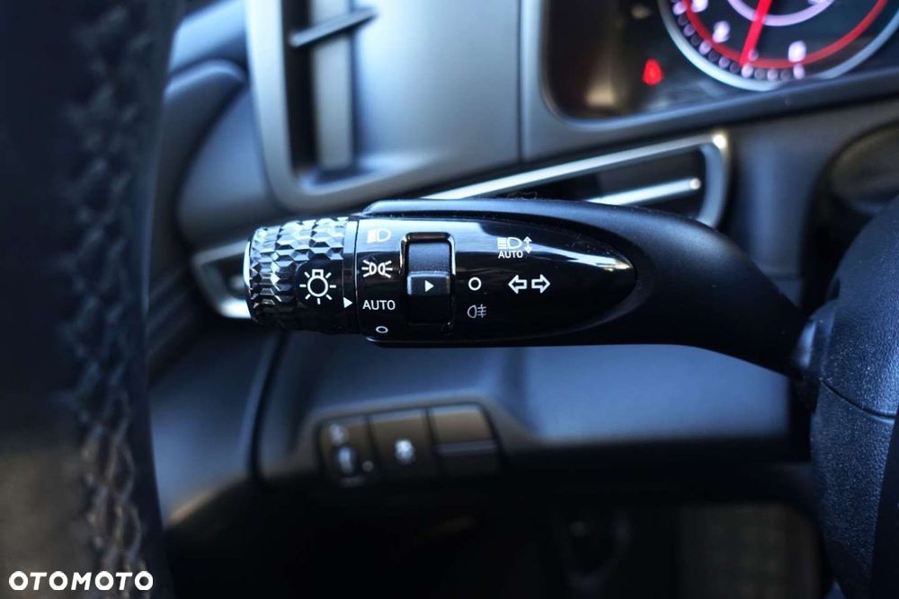 Hyundai Elantra - 12