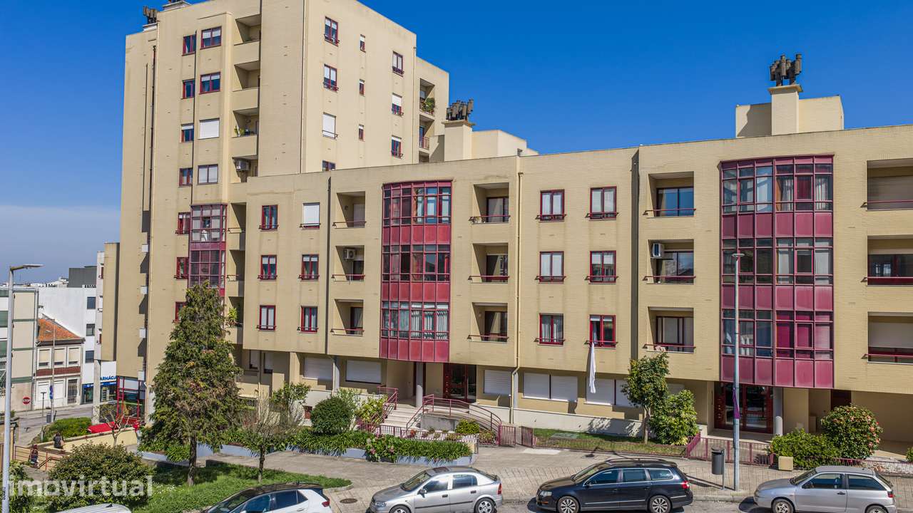 Excelente apartamento T4, em Paranhos, convertido em T3 - Grande imagem: 2/35