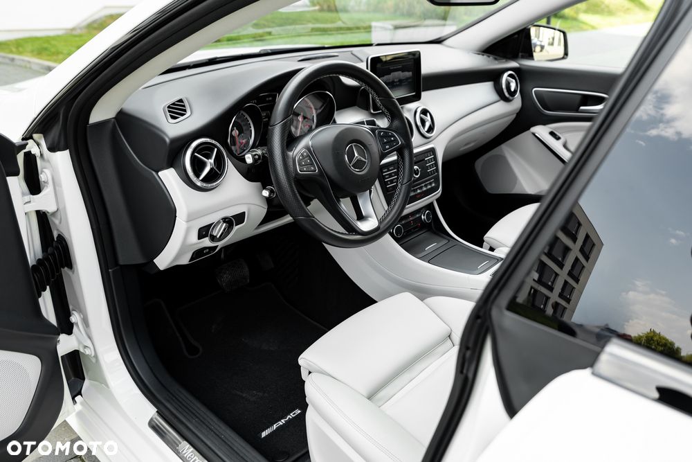 Mercedes-Benz CLA Shooting Brake 200 7G-DCT AMG Line - 18