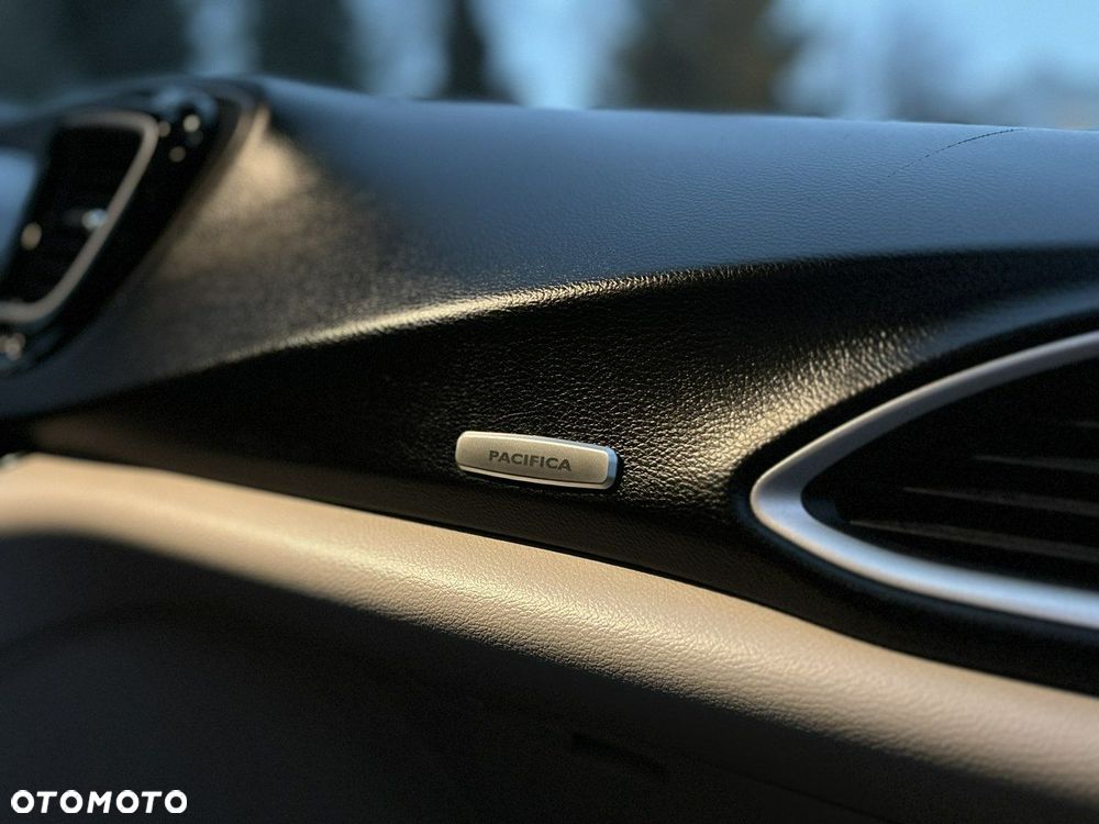 Chrysler Pacifica - 20