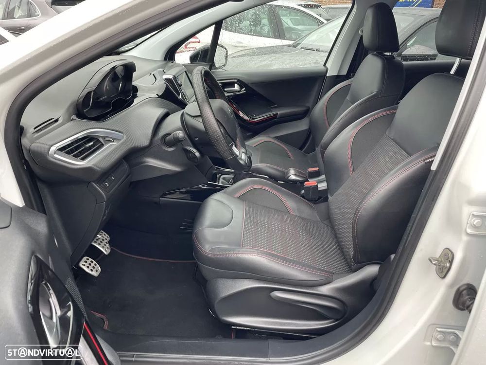 Peugeot 2008 1.2 PureTech GT Line - 22