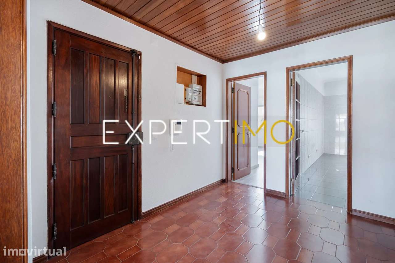 Apartamento T3 na Av. Dr. António Rodrigues Manito - Bairro do... - Grande imagem: 2/28