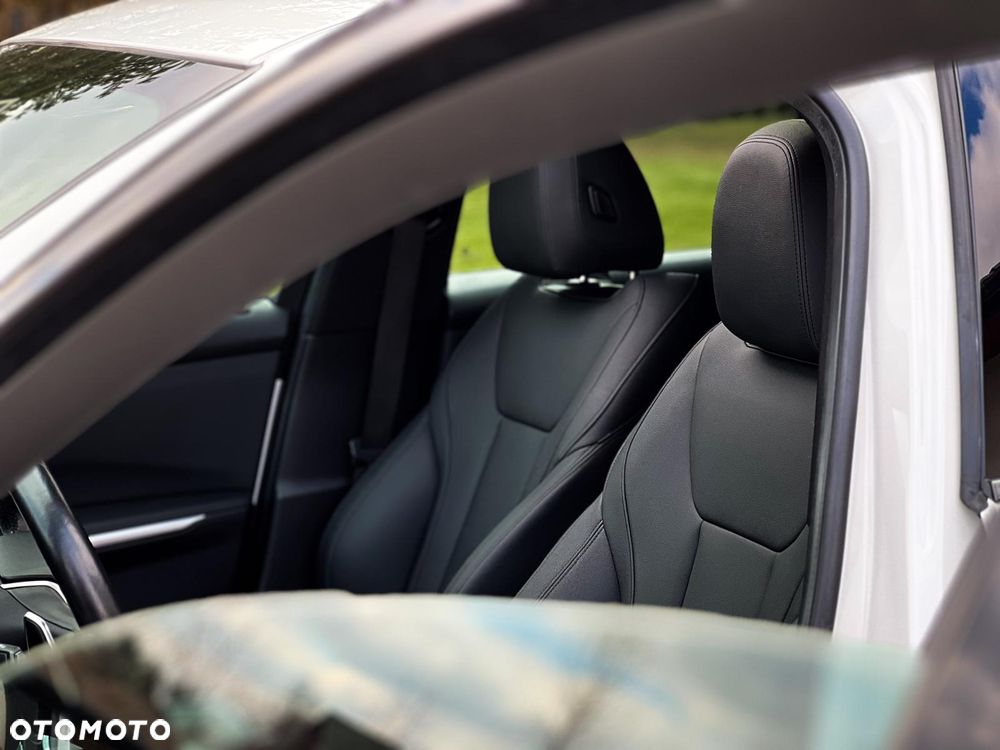 BMW Seria 3 330i Sport Line sport - 32