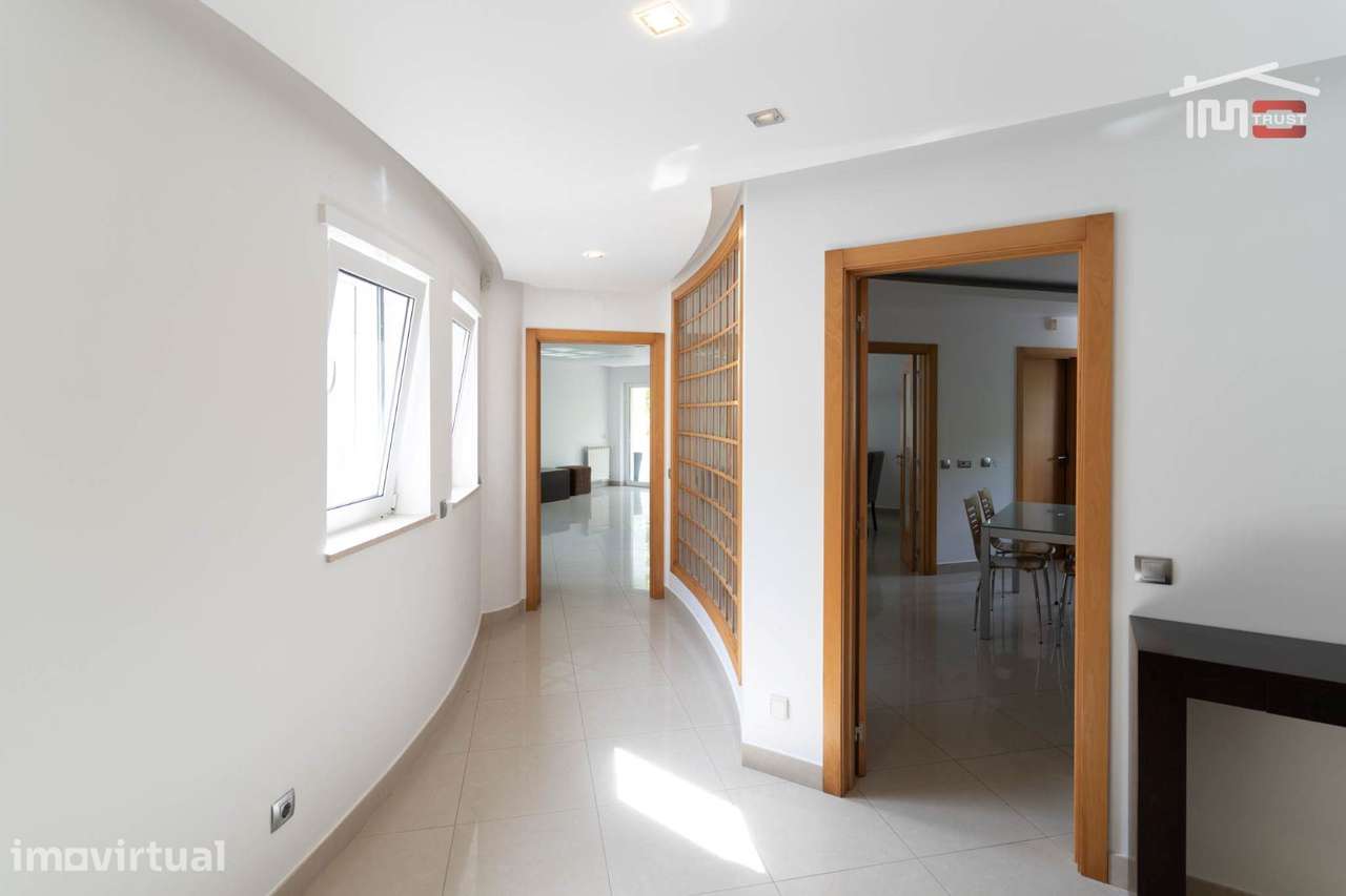FANTASTICO APARTAMENTO T3 COM ELEVADOR E GARAGEM PARA 2 CARROS A 5 ... - Grande imagem: 2/33