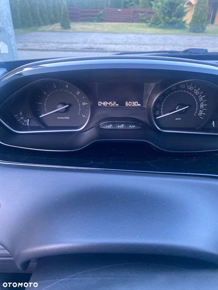 Peugeot 208 - 8