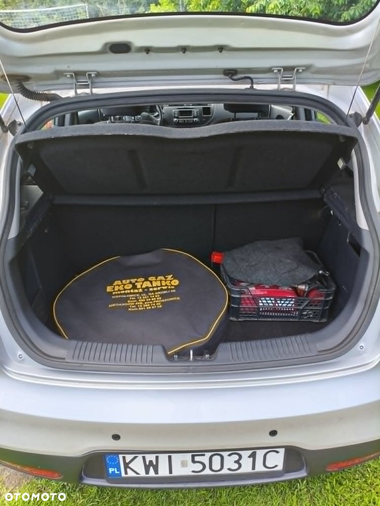 Kia Rio 1.4 M - 12