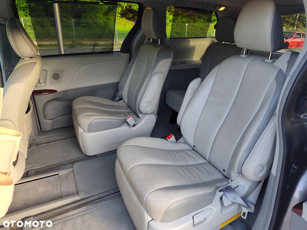 Toyota Sienna 3.5 V6 - 7