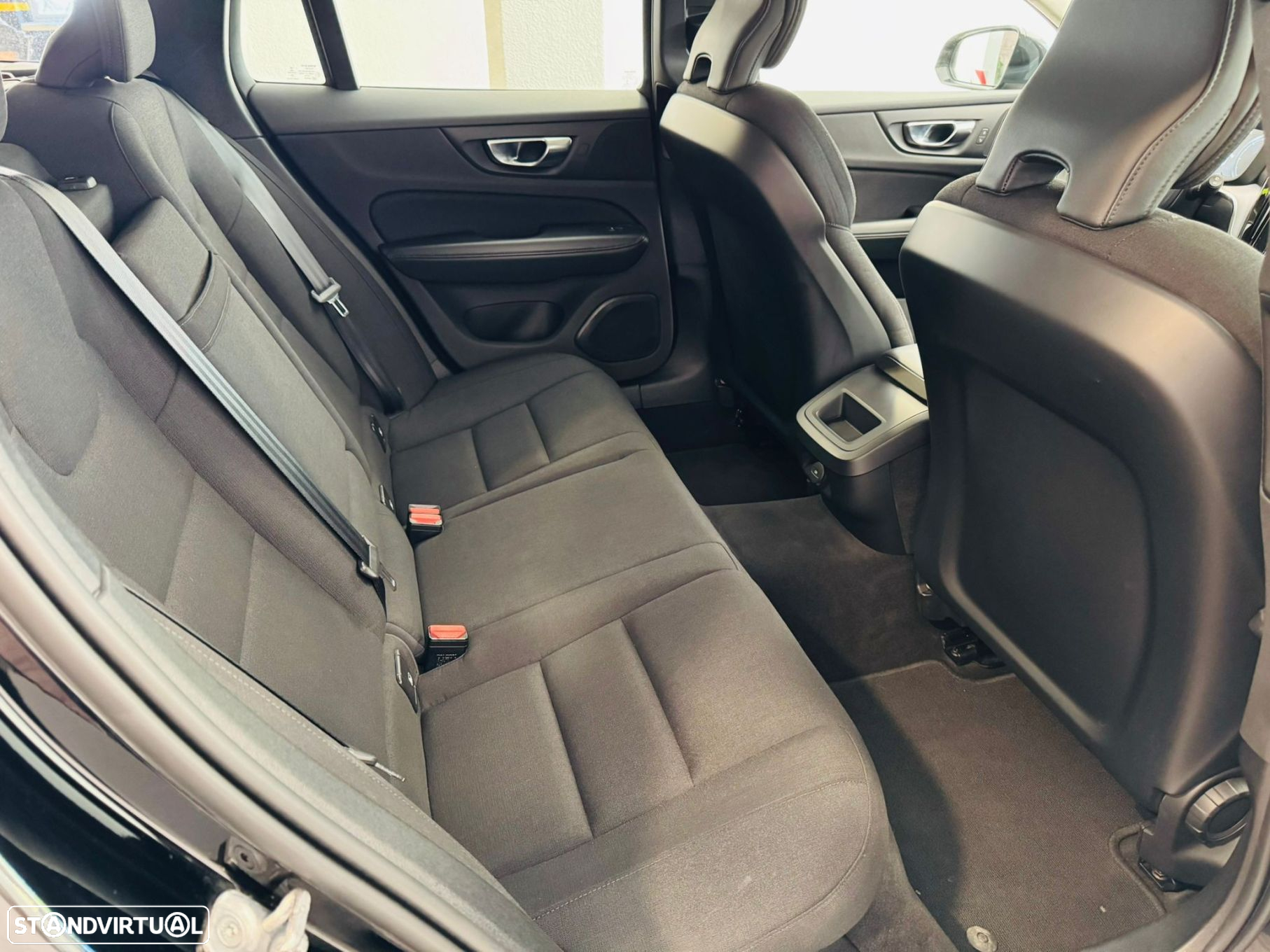 Volvo V60 2.0 B4 Momentum Core Geartronic - 22