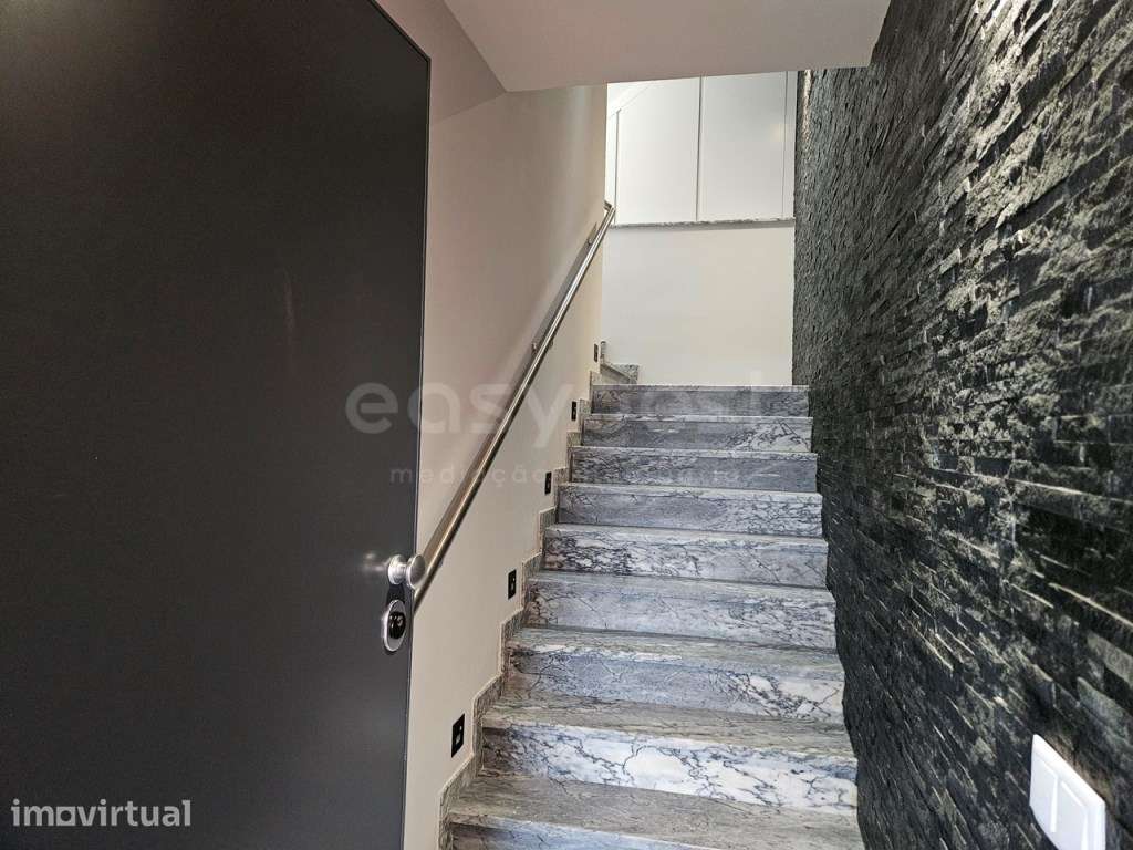 Duplex T3 composto por 2 pisos com garagem em Estômbar, Lagoa - Grande imagem: 4/36