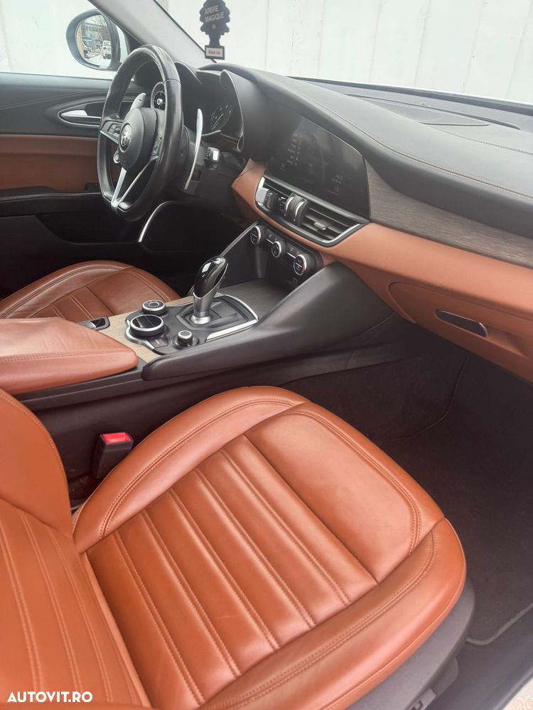 Alfa Romeo Giulia 2.2 AT8 Business - 6