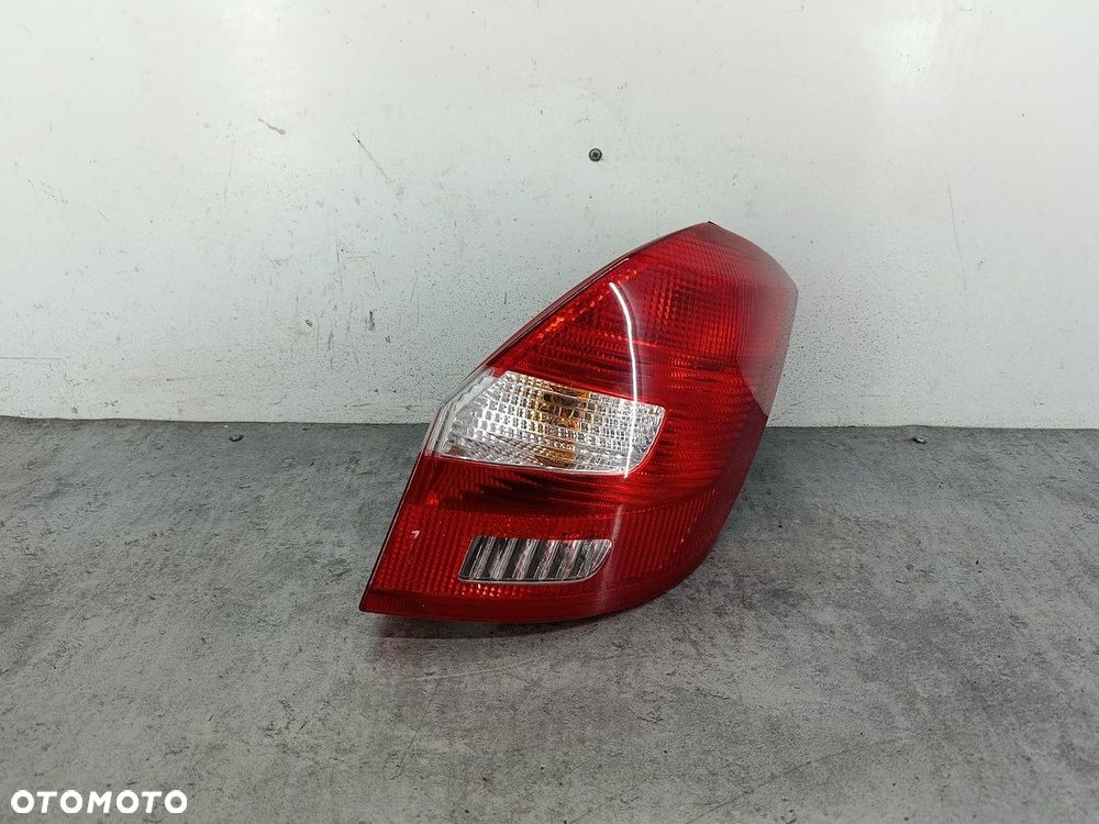 LAMPA TYLNA PRAWA  FABIA II 5J6945096 5J6945112 VP7SWX-13404 VP7SWX-13A602 - 1