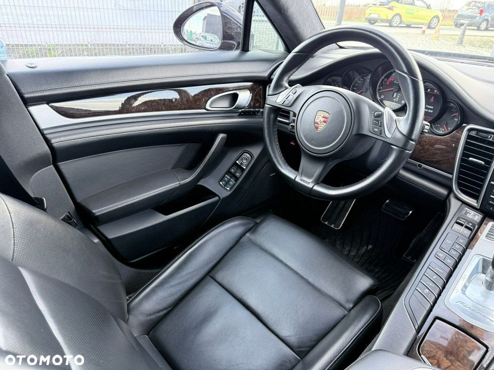 Porsche Panamera Turbo Executive - 30