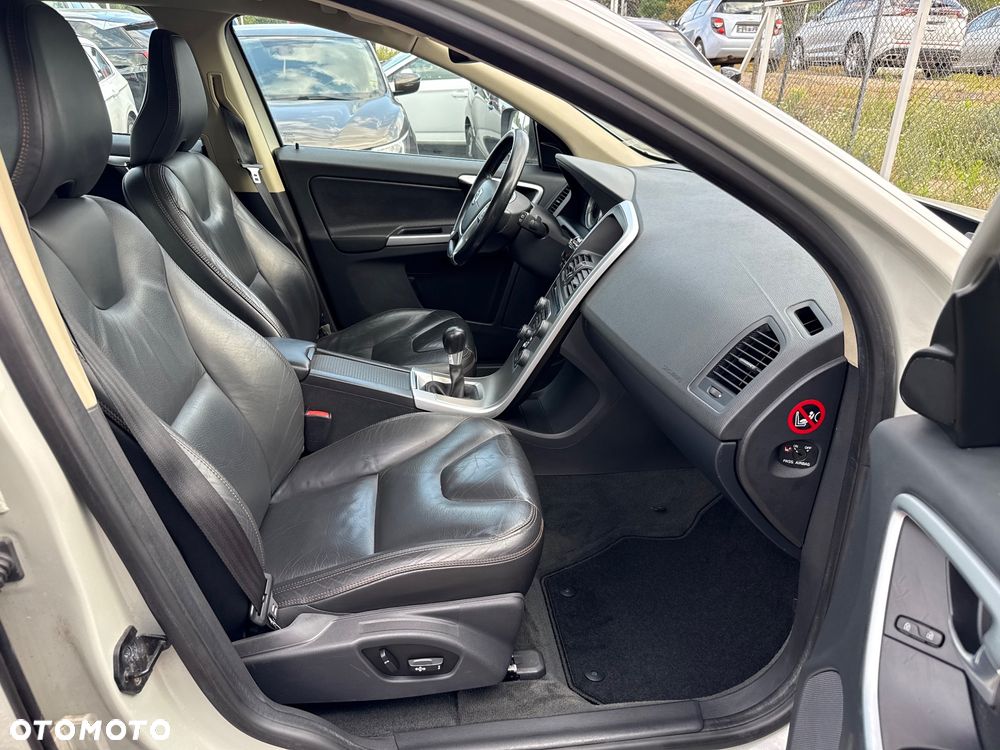 Volvo XC 60 D4 Momentum - 29