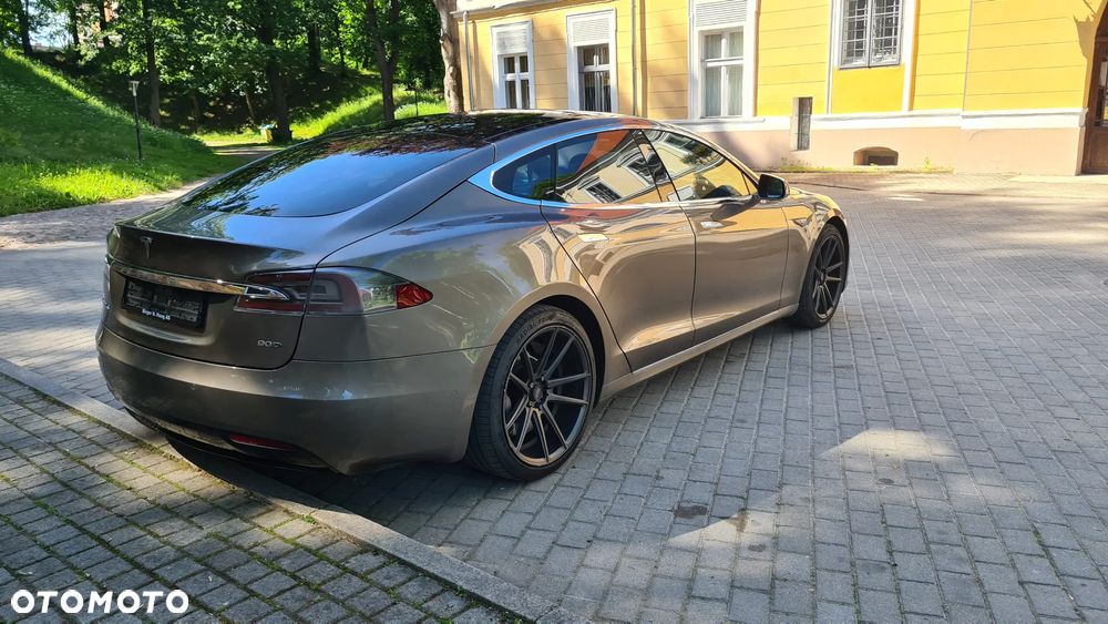 Tesla Model S - 9