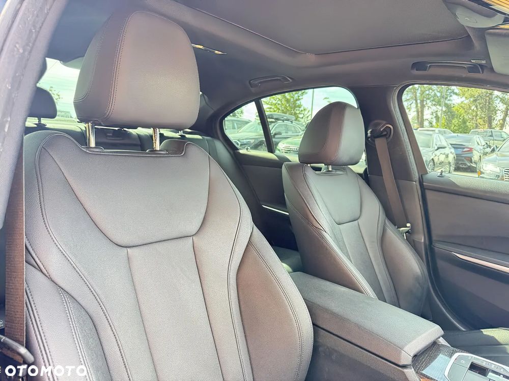 BMW Seria 3 330i M Sport - 13