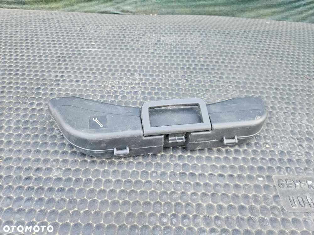 Klucz do Kol Hak Holowniczy Wkrecany Ucho Wkretka Srubkret Etui Schowek Audi A4 B6 B7 Sedan Kombi - 7