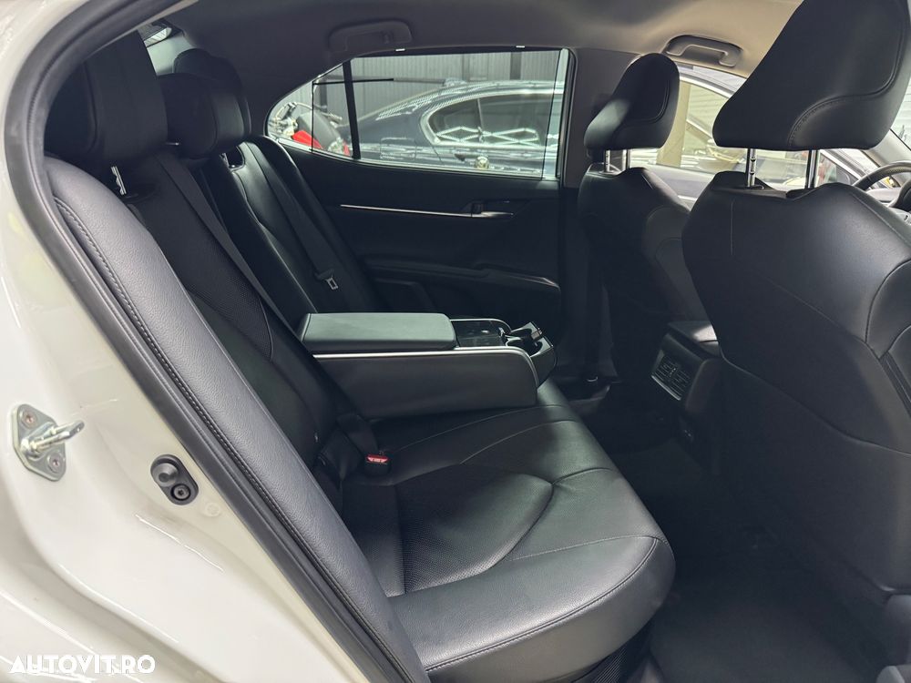 Toyota Camry 2.5 HEV Executive - 23