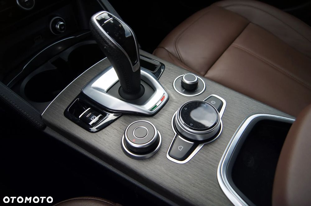 Alfa Romeo Stelvio 2.0 Turbo 16V AT8-Q4 Ti - 21